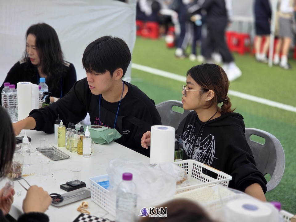 대학생이 자신이 배운 내용을 다시 중학생에게 전달하고, 학생들은 직접 해본 뒤 질문을 이어갔다. 대학의 전공교육이 한 세대 아래의 진로체험으로 이동한 것이다. /사진=K trendy NEWS DB ⓒ케이 트렌디뉴스 무단전재 및 수집, 재배포금지