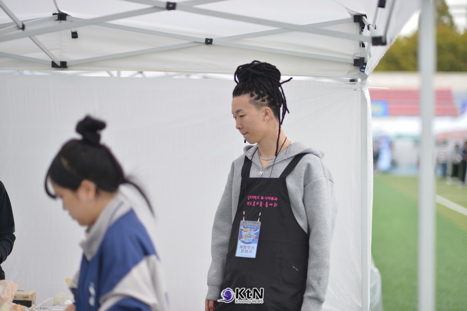 전형진 학생은 “학과에서 배우는 작업들을 여기 온 친구들에게 소개하고 있다”며 학생들이 설명을 듣고 직접 따라오는 모습을 가까이에서 보고 있다고 말했다. 대학에서 교육을 받는 학생이 다시 청소년의 체험을 돕는 역할로 자리를 옮긴 것이다. /사진=K trendy NEWS DB ⓒ케이 트렌디뉴스 무단전재 및 수집, 재배포금지