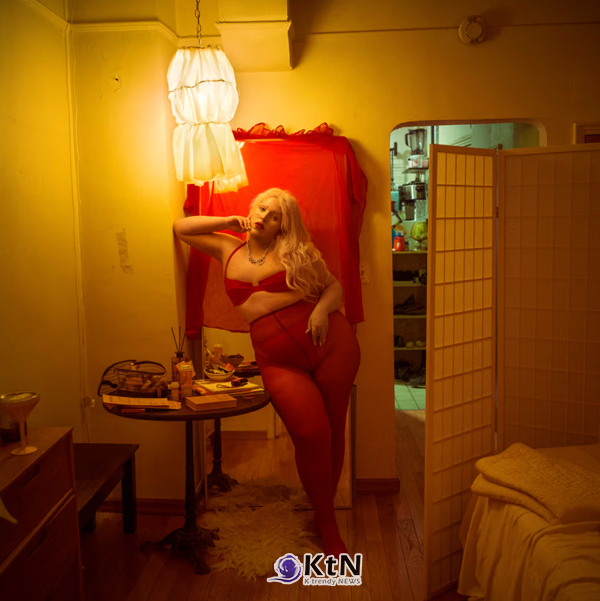 스타스 긴즈부르크가 촬영한 알라나 제시카 마틴. 붉은색 의상과 노란빛 조명을 이용해 신체와 실내의 색채를 연결했다. 사진=Stas Ginzburg