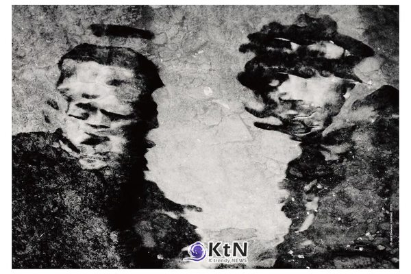 꼼데가르송의 비주얼 매거진 '식스' 1990년 제5호. 왼쪽에는 검은 꽃술과 노란 꽃잎을 크게 확대한 이미지가 실렸으며, 오른쪽에는 티머시 그린필드샌더스(Timothy Greenfield-Sanders)가 촬영한 이탈리아 미술가 엔초 쿠키(Enzo Cucchi)의 초상이 소개됐다. 사진=COMME des GARÇONS, Six No.5(1990)