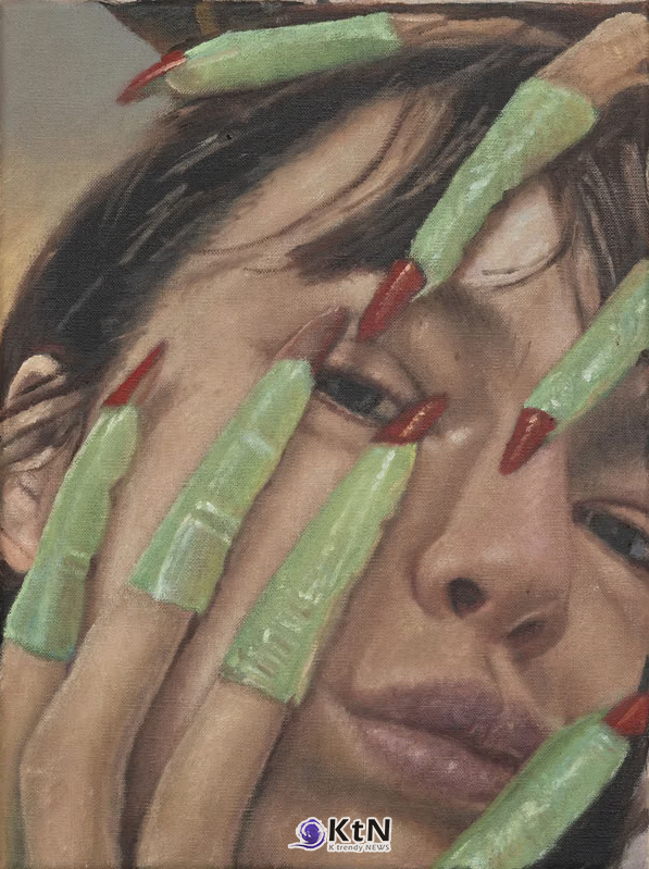 이시 우드, 'Self portrait 63', 2024. 초록색 장난감 손가락을 끼고 얼굴을 감싼 자화상. 길게 뻗은 손가락과 붉은 손톱이 눈가와 이마를 가린다. 사진=Damian Griffiths, © Issy Wood, Courtesy Carlos/Ishikawa and VeneKlasen