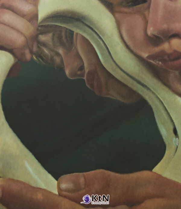 이시 우드, 'Self portrait 22', 2022. 얼굴에 가까이 가져간 거울에 비친 모습과 거울 밖의 얼굴이 함께 등장한다. 곡선형 거울이 눈과 코, 입술의 비례를 왜곡한다. 사진=Eva Herzog, © Issy Wood, Courtesy Carlos/Ishikawa and VeneKlasen