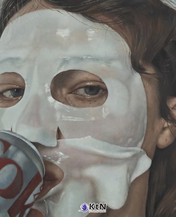 이시 우드, 'Self portrait 71', 2025. 흰색 시트형 얼굴 마스크를 착용하고 다이어트 코크 캔을 입 가까이 가져간 자화상. 마스크의 구멍 사이로 눈과 입 주변이 드러난다. 사진=Damian Griffiths, © Issy Wood, Courtesy Carlos/Ishikawa and VeneKlasen