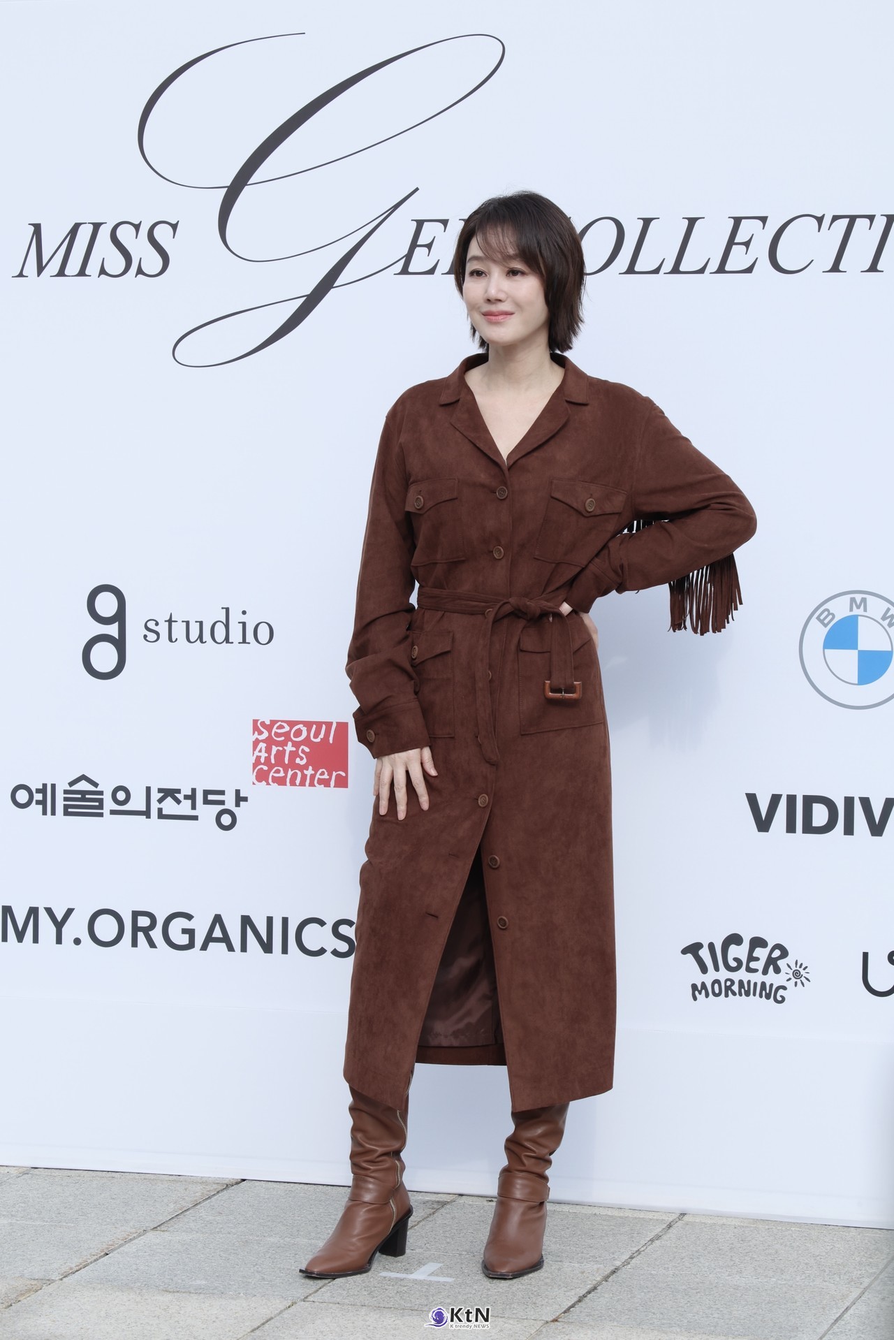 [KtN 현장포토] 김성령, 시선을 사로잡는 우아한 스웨이드 룩… '미스지콜렉션 2027 S/S' 사진=2026. 10.15.K trendy NEWS DB ⓒ케이 트렌디뉴스 무단전재 및 수집, 재배포금지