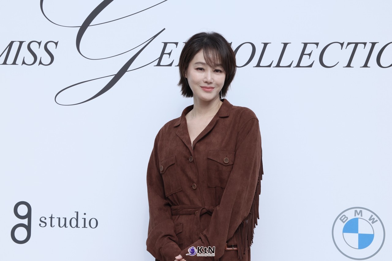 [KtN 현장포토] 김성령, 시선을 사로잡는 우아한 스웨이드 룩… '미스지콜렉션 2027 S/S' 사진=2026. 10.15.K trendy NEWS DB ⓒ케이 트렌디뉴스 무단전재 및 수집, 재배포금지