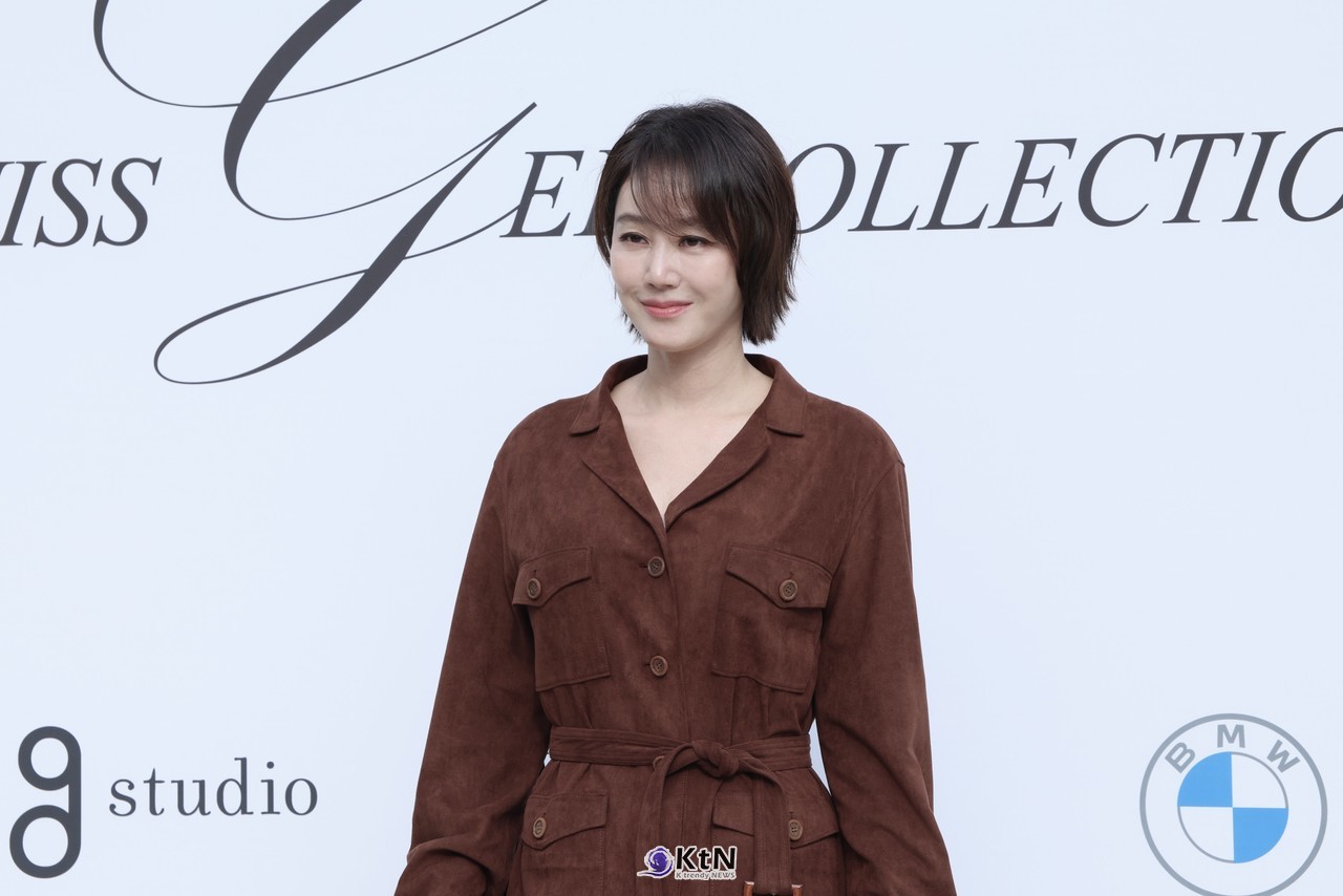 배우 김성령이  2027 봄/여름 미스지 콜렉션 참석에 앞서 포토타임을 갖고 있다.  사진=2026. 10.15.K trendy NEWS DB ⓒ케이 트렌디뉴스 무단전재 및 수집, 재배포금지