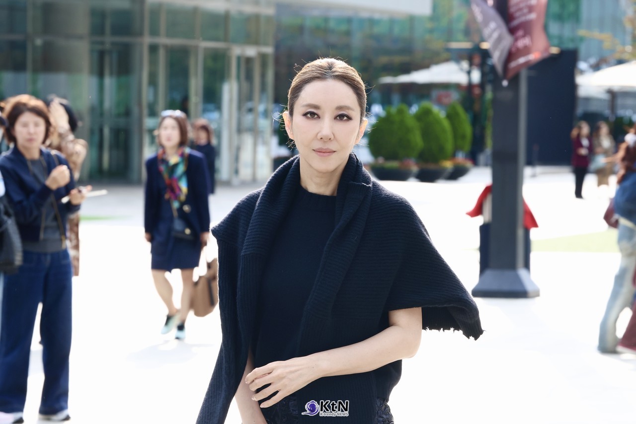 [KtN 현장포토] 김완선, 시선을 압도하는 '올블랙 카리스마'… 미스지콜렉션 참석  사진=2026. 10.15.K trendy NEWS DB ⓒ케이 트렌디뉴스 무단전재 및 수집, 재배포금지