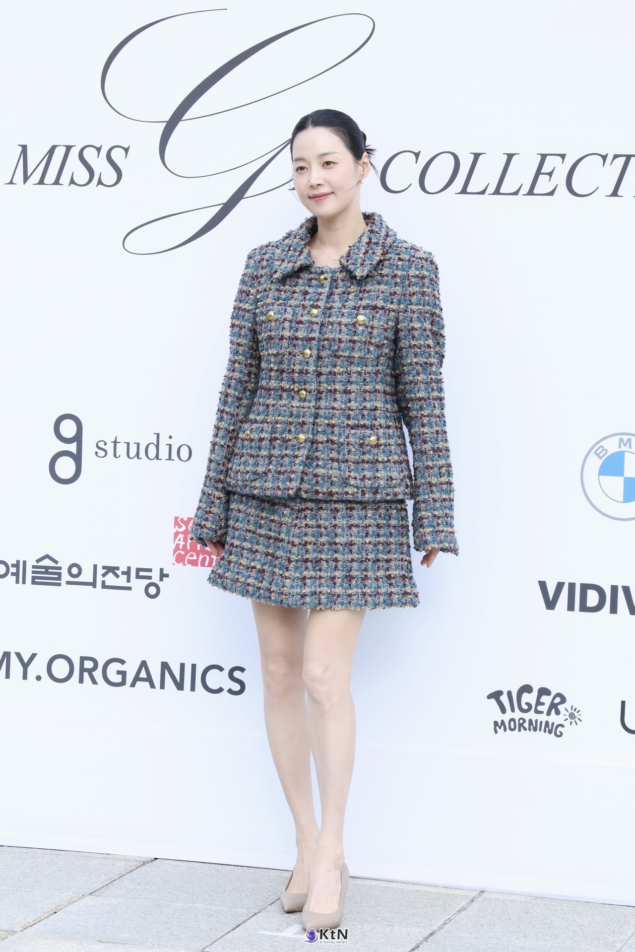 [KtN 현장포토] 한지혜, 가을 머금은 트위드 룩… '클래식의 정석' 예술의 전당 음악광장서 열린 미스지콜렉션 2027 S/S 포토콜 참석  사진=2026. 10.15.K trendy NEWS DB ⓒ케이 트렌디뉴스 무단전재 및 수집, 재배포금지