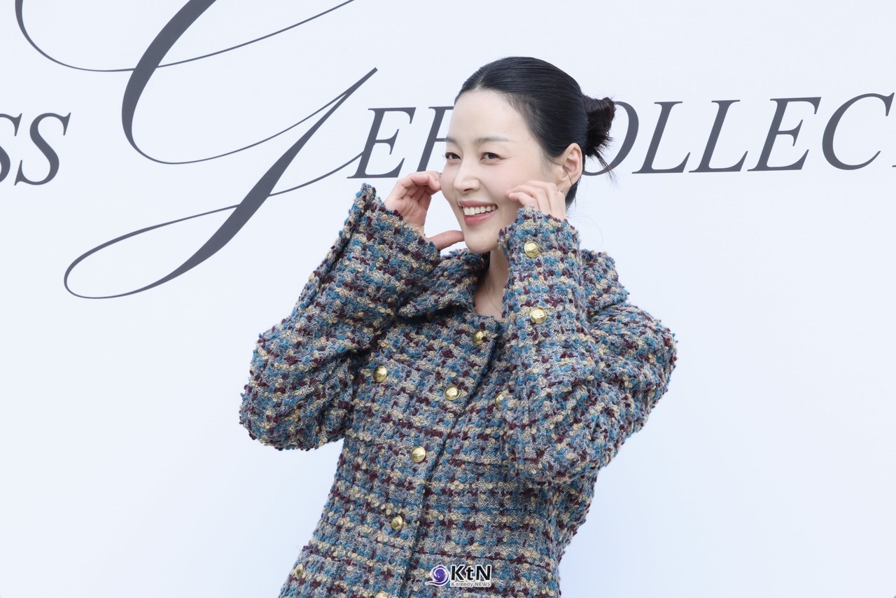 [KtN 현장포토] 한지혜, 가을 머금은 트위드 룩… '클래식의 정석' 예술의 전당 음악광장서 열린 미스지콜렉션 2027 S/S 포토콜 참석  사진=2026. 10.15.K trendy NEWS DB ⓒ케이 트렌디뉴스 무단전재 및 수집, 재배포금지