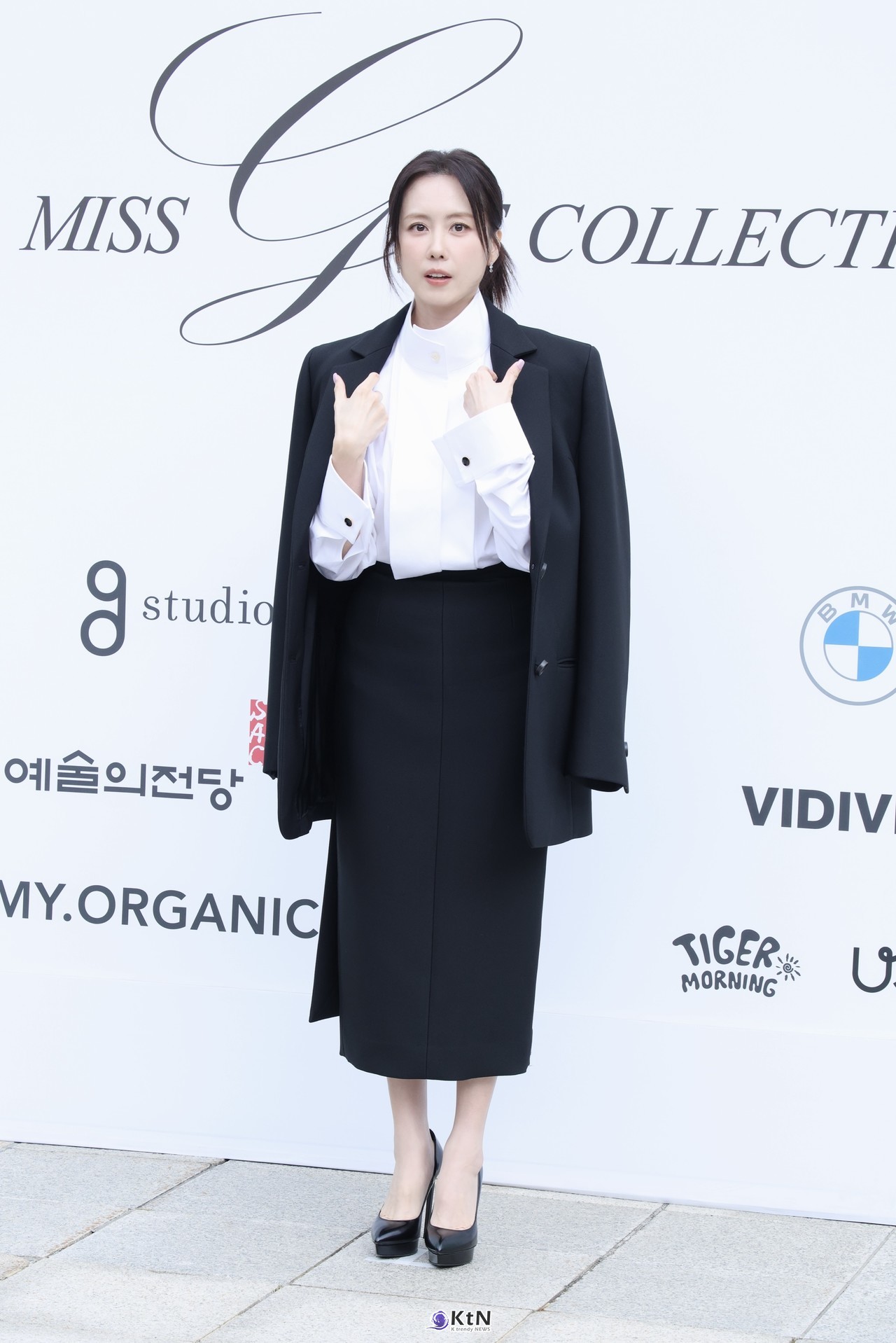 [KtN 현장포토] 홍은희, 흑백 대비 살린 시크한 앙상블… '우아함의 정석'  사진=2026. 10.15.K trendy NEWS DB ⓒ케이 트렌디뉴스 무단전재 및 수집, 재배포금지