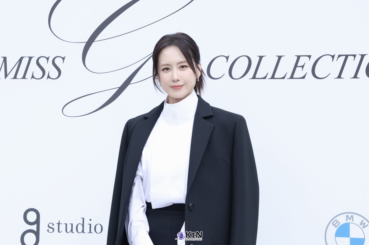[KtN 현장포토] 홍은희, 어깨에 걸친 재킷… 예술의전당 홀린 고혹적 아우라  … 미스지콜렉션 2027 S/S 참석  사진=2026. 10.15.K trendy NEWS DB ⓒ케이 트렌디뉴스 무단전재 및 수집, 재배포금지