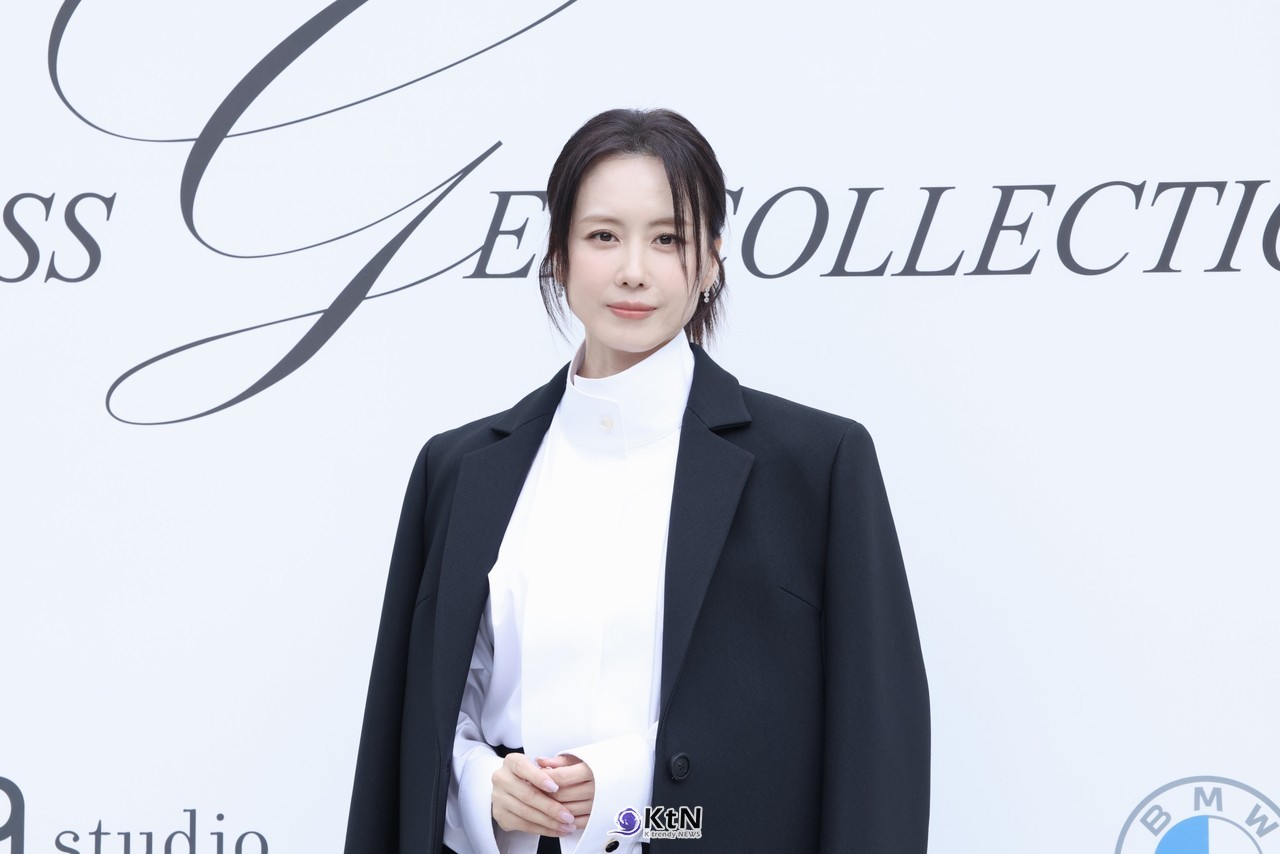 [KtN 현장포토] 홍은희, 어깨에 걸친 재킷… 예술의전당 홀린 고혹적 아우라  … 미스지콜렉션 2027 S/S 참석  사진=2026. 10.15.K trendy NEWS DB ⓒ케이 트렌디뉴스 무단전재 및 수집, 재배포금지