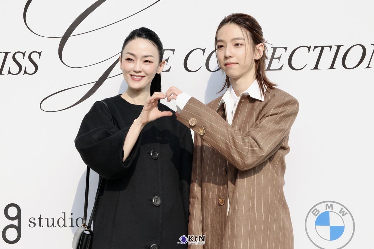 [KtN 현장포토 ] 김윤아-김민재 모자, 올블랙과 핀스트라이프 슈트… '시크함도 유전' 예술의 전당서 열린 2027 S/S 컬렉션 포토콜 참석 사진=2026. 10.15.K trendy NEWS DB ⓒ케이 트렌디뉴스 무단전재 및 수집, 재배포금지