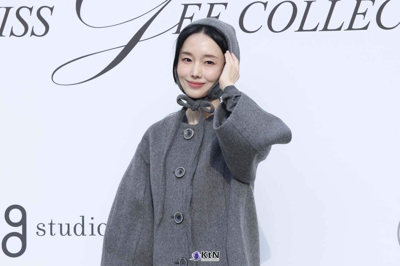 [KtN 현장포토] 이정현, 시선 강탈 보닛 햇… '러블리 뿜뿜' 손하트  미스지콜렉션 2027 S/S  사진=2026. 10.15.K trendy NEWS DB ⓒ케이 트렌디뉴스 무단전재 및 수집, 재배포금지