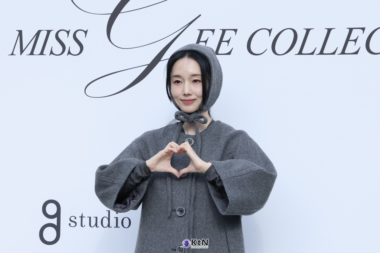 [KtN 현장포토] 이정현, 시선 강탈 보닛 햇… '러블리 뿜뿜' 손하트  미스지콜렉션 2027 S/S  사진=2026. 10.15.K trendy NEWS DB ⓒ케이 트렌디뉴스 무단전재 및 수집, 재배포금지