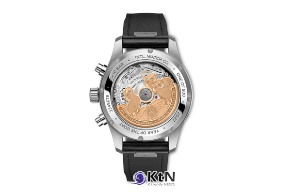 IWC 양의 해 에디션의 사파이어 글라스 케이스백. 금 도금 로터와 기계식 무브먼트의 구조를 감상할 수 있도록 제작했다. 사진=IWC