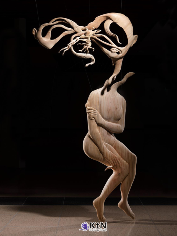 전경선, '버려지고, 사라지고, 투명해지는'(Abandoned, Vanishing, Becoming), 나무, 180×140×90cm, 2026. 사진=10의n승