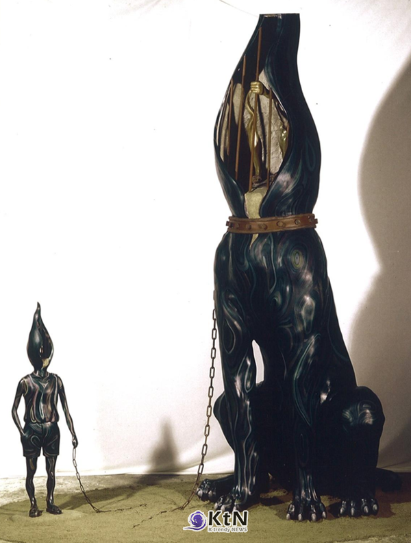 전경선, '공존'(Coexistence), FRP에 아크릴 채색, 300×200×250cm, 2000. 거대한 동물형 조각과 작은 인체를 함께 배치한 초기 작품. 사진=전경선 작가 자료