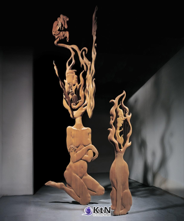 전경선, '공존–기억의 형상'(Coexistence–The Form of Memory), 나무, 350×120×100cm, 2009. 인체와 유기적인 나무 형상이 수직으로 이어진 목조 작품. 사진=전경선 작가 자료