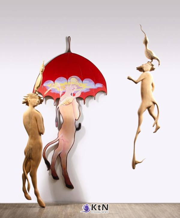 전경선, '우산 속 기억'(A Memory Under Umbrella), 나무 및 나무에 아크릴 채색, 230×190×200cm, 2010. 붉은 우산과 여러 인체형 조각을 결합한 작품. 사진=전경선 작가 자료
