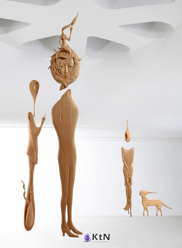 전경선, '차가운 거리'(Cold City), 나무, 360×300×200cm, 2012. 분리된 얼굴과 길게 늘어진 인체, 작은 동물형 조각을 공간에 배치한 작품. 사진=전경선 작가 자료