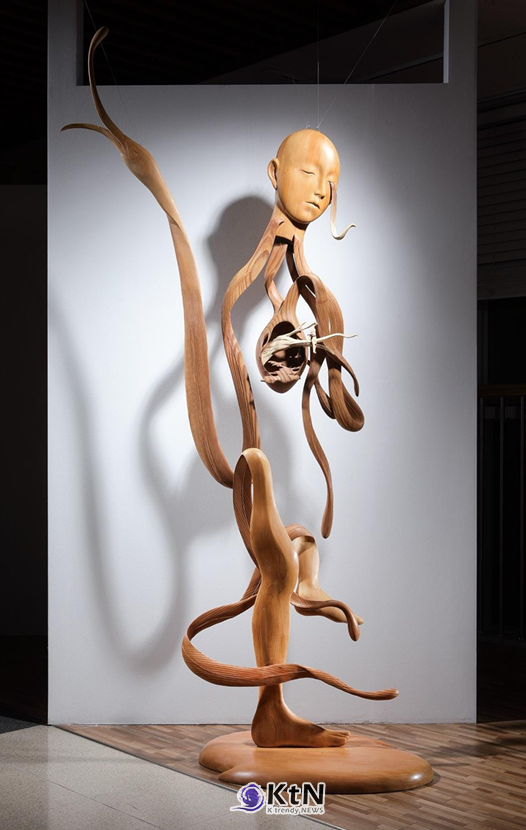전경선, '투명한 심장'(Transparent Heart), 나무, 150×80×40cm, 2018. 사진=전경선 작가 자료