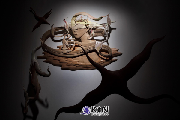 전경선, '버려진 기억'(Abandoned Memories), 나무, 300×250×100cm, 2020. 사진=전경선 작가 자료