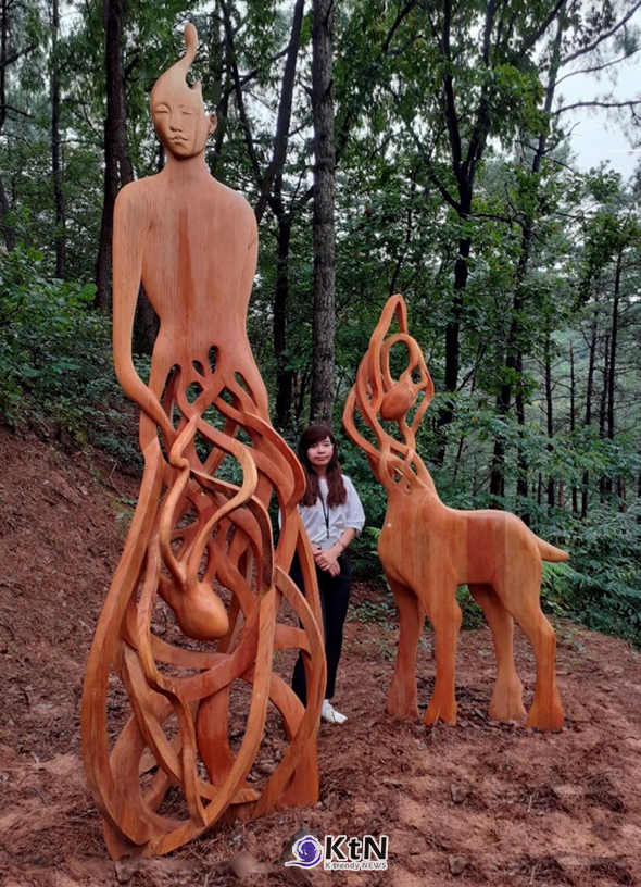전경선, '버려진 기억', 나무, 380×300×200cm, 2020. 숲속에 설치된 인체형 조각과 동물형 조각. 사진=전경선 작가 자료