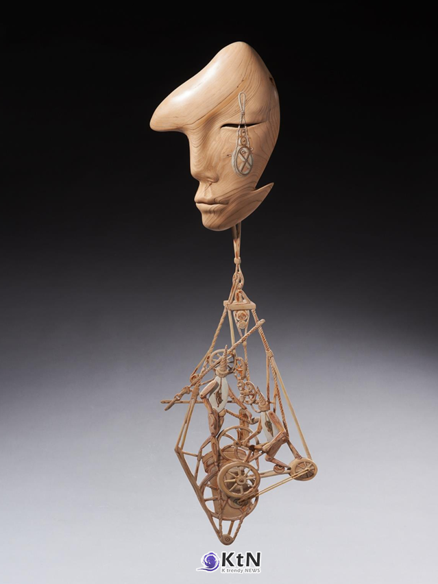 전경선, '투명한 몸(A Transparent Body)', 나무, 280×150×130cm, 2018. 인체의 얼굴 아래에 바퀴와 고리, 가느다란 연결 구조가 결합한 목조 작품. 사진=전경선 작가 제공