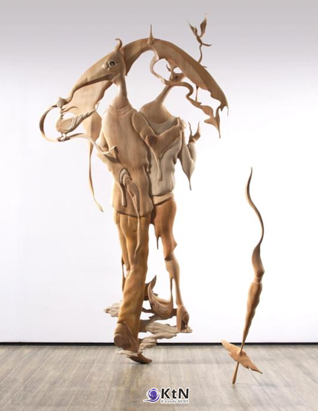 전경선, '가깝지도 멀지도 않은 거리 1(Neither Too Close, Nor Too Far 1)', 나무, 2010. 새의 머리와 인체형 구조, 식물의 줄기를 연상시키는 형태를 결합한 목조 작품. 사진=전경선 작가 제공