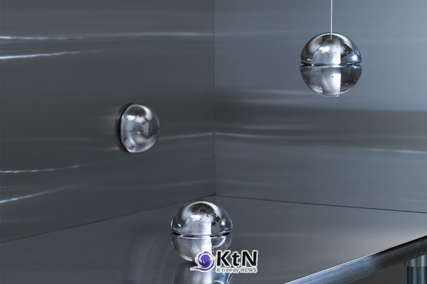 서로 다른 높이에 배치된 14 Mirror 유리 구체. 은색 곡면에 주변의 수평선과 명암이 굴절된 형태로 맺혀 있다. 사진=Bocci