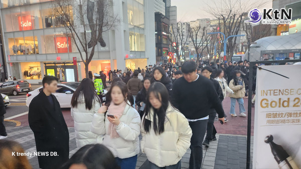 내일 아침 출근길 패딩 꺼내세요…오늘 밤 9시 내륙 곳곳 '기습 한파주의보'  사진=2026. 10.21. 홍대앞 시민들  자료사진 K trendy NEWS DB ⓒ케이 트렌디뉴스 무단전재 및 수집, 재배포금지