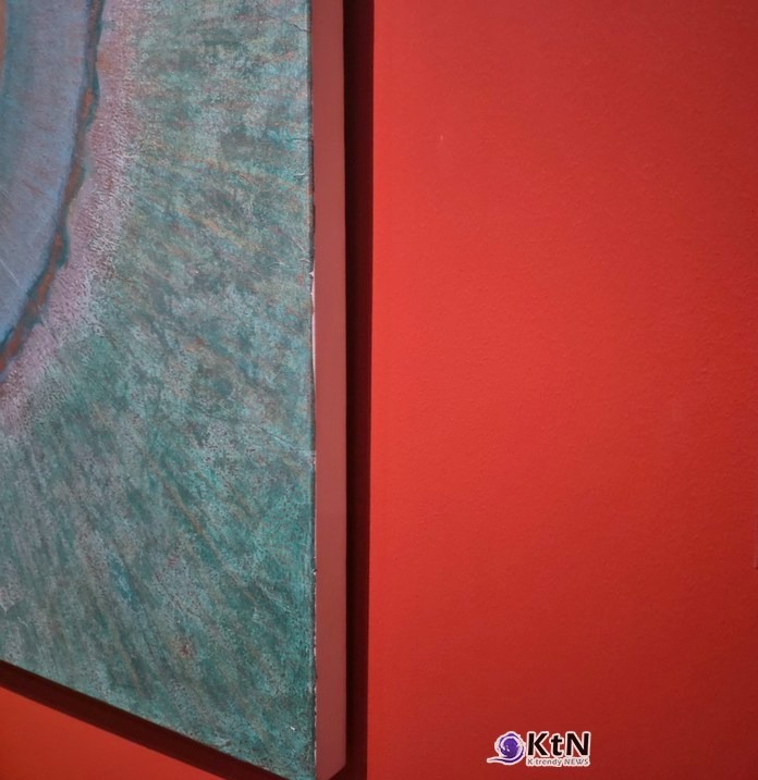 방혜자, ‘빛의 기쁨 I’, 2020, 캔버스에 닥지·천연안료, 125.3×125㎝, 프랑스 국립현대미술관 퐁피두센터 소장. 주황빛 중심을 남색과 청록의 원이 여러 겹 감싸고 가느다란 선이 둘레로 뻗는다. 중심의 밝음과 색의 파동을 사각의 공간 안에 응축한 방혜자의 후기 대표작으로, 2024년 방혜자재단 기증을 통해 퐁피두센터 컬렉션에 들어갔다. 사진= K trendy NEWS DB ⓒ케이 트렌디뉴스 무단전재 및 수집, 재배포금지 