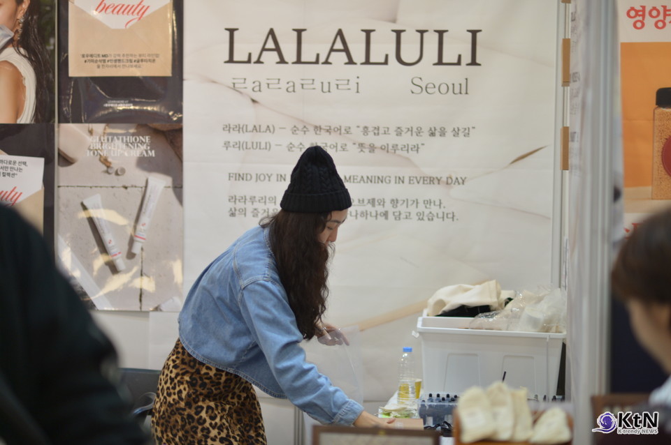 킨텍스 메가쇼에 참여한 LALALULI. FIND JOY IN LIFE, AND MEANING IN EVERY DAY. 라라루리 대표 이아름. 사진=K trendy NEWS DB ⓒ케이 트렌디뉴스 무단전재 및 수집, 재배포금지