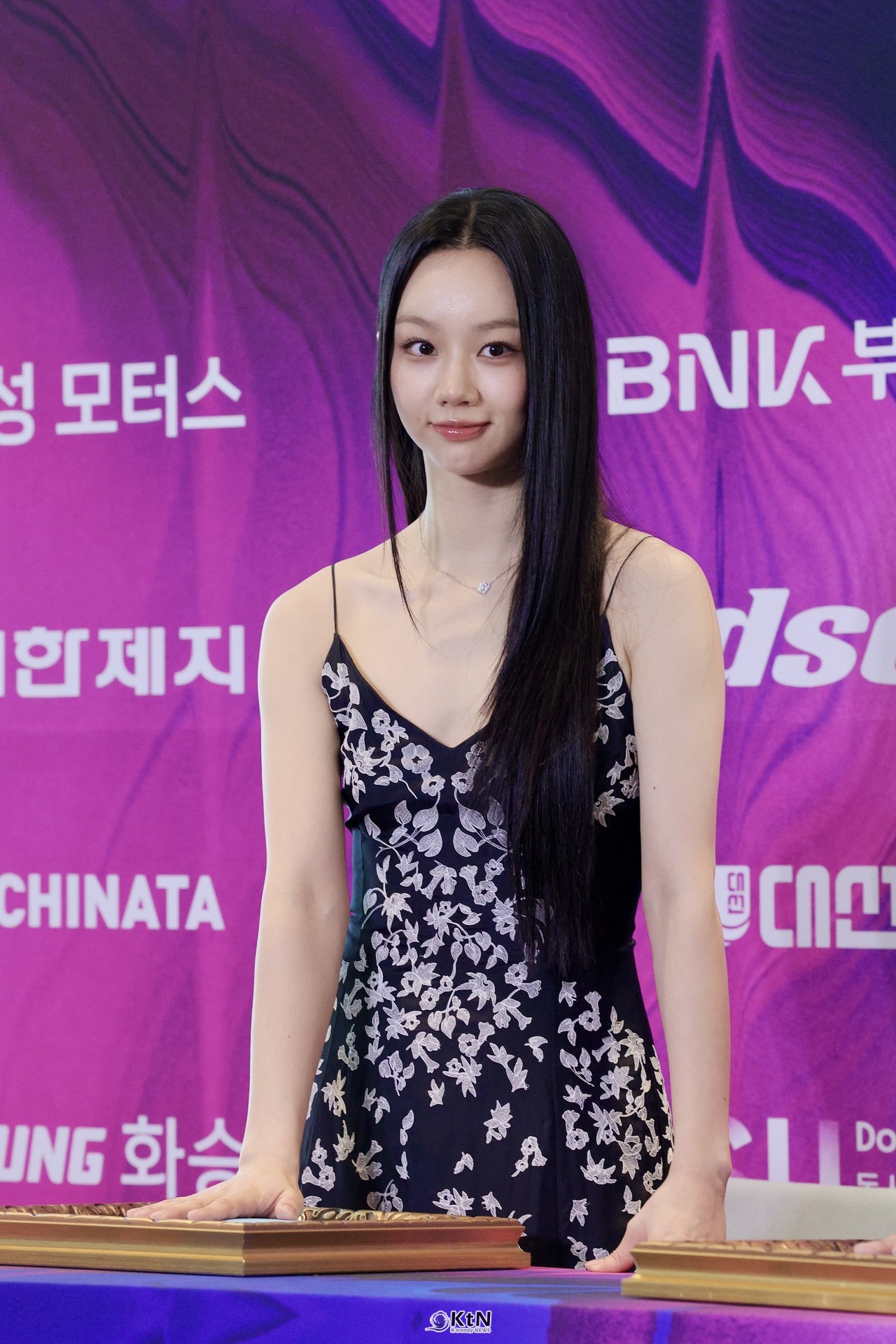 [KtN 현장포토]  배우 이혜리가 7일 오후 부산 해운대구 시그니엘 부산 그랜드 볼룸에서 열린 제35회 부일영화상 핸드프린팅 행사에 참석해 다채로운 표정과 포즈를 선보였다.  사진=2026. 10.07.K trendy NEWS DB ⓒ케이 트렌디뉴스 무단전재 및 수집, 재배포금지