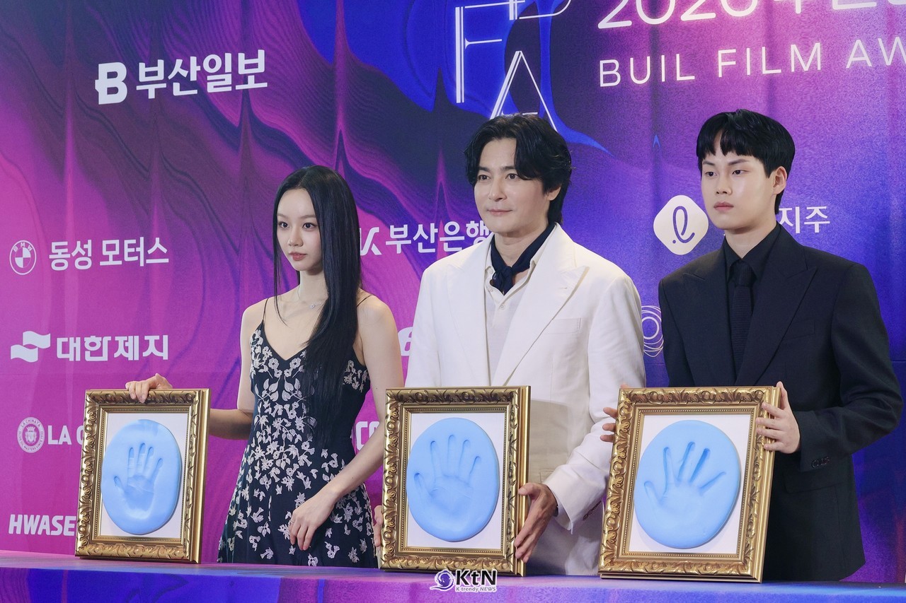 [KtN 현장포토] 부일영화상 핸드프린팅 하는 이혜리-장동건-최현진  사진=2026. 10.23.K trendy NEWS DB ⓒ케이 트렌디뉴스 무단전재 및 수집, 재배포금지 