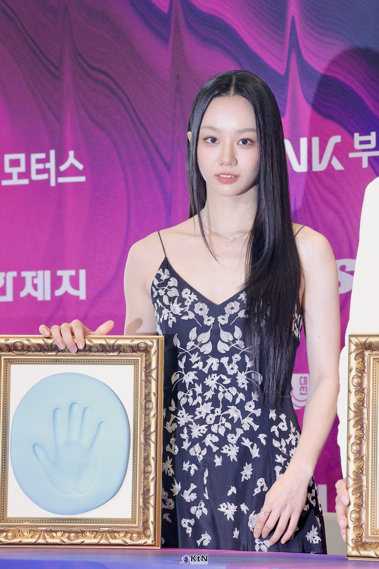 [KtN 현장포토]  배우 이혜리가 10월 7일 오후 부산 해운대구 시그니엘 부산에서 열린 제35회 부일영화상 핸드프린팅 행사에서 완성된 손도장 명판을 짚고 취재진을 향해 포즈를 취하고 있다.  사진=2026. 10.23.K trendy NEWS DB ⓒ케이 트렌디뉴스 무단전재 및 수집, 재배포금지 