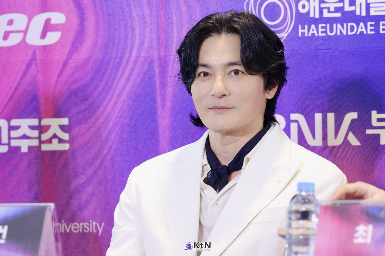 [KtN 현장] 장동건, 부일영화상 빛낸 관록의 여유… "더 멋있어지기 쉽지 않아" 능청   (부일영화상 - 핸드프린팅 장동건) 사진=2026. 10.23.K trendy NEWS DB ⓒ케이 트렌디뉴스 무단전재 및 수집, 재배포금지