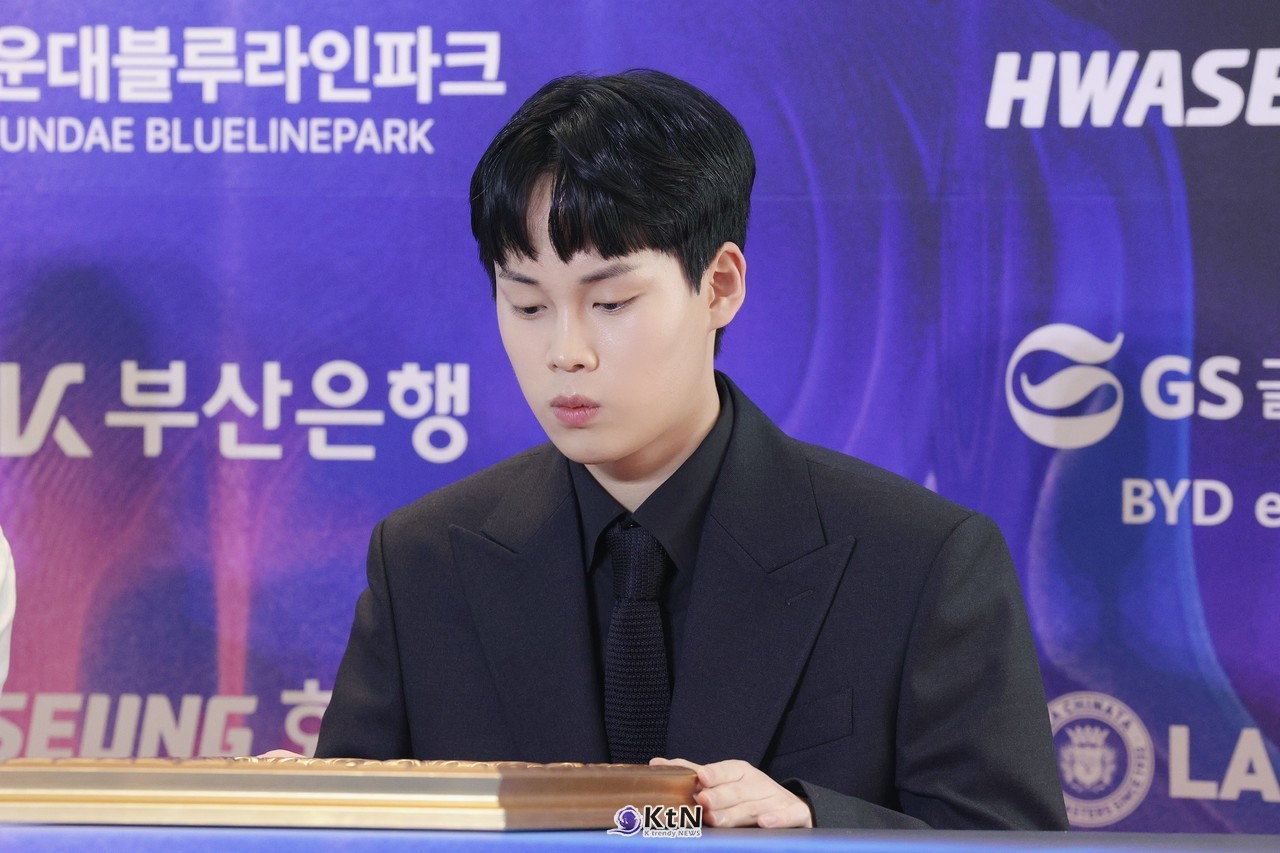 영화 '여름이 지나가면'으로 신인 남자연기상을 거머쥔 배우 최현진이 7일 오후 부산 해운대구 시그니엘 부산 그랜드 볼룸에서 열린 제35회 부일영화상 식전 핸드프린팅 행사에 참석해 시선을 사로잡았다.   사진=2026. 10.23.K trendy NEWS DB ⓒ케이 트렌디뉴스 무단전재 및 수집, 재배포금지