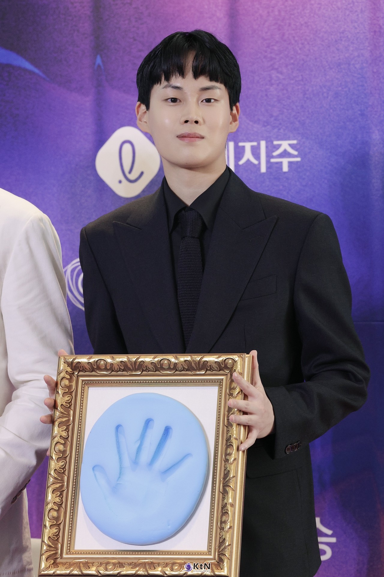 영화 '여름이 지나가면'으로 신인 남자연기상을 거머쥔 배우 최현진이 7일 오후 부산 해운대구 시그니엘 부산 그랜드 볼룸에서 열린 제35회 부일영화상 식전 핸드프린팅 행사에 참석해 시선을 사로잡았다.   사진=2026. 10.23.K trendy NEWS DB ⓒ케이 트렌디뉴스 무단전재 및 수집, 재배포금지