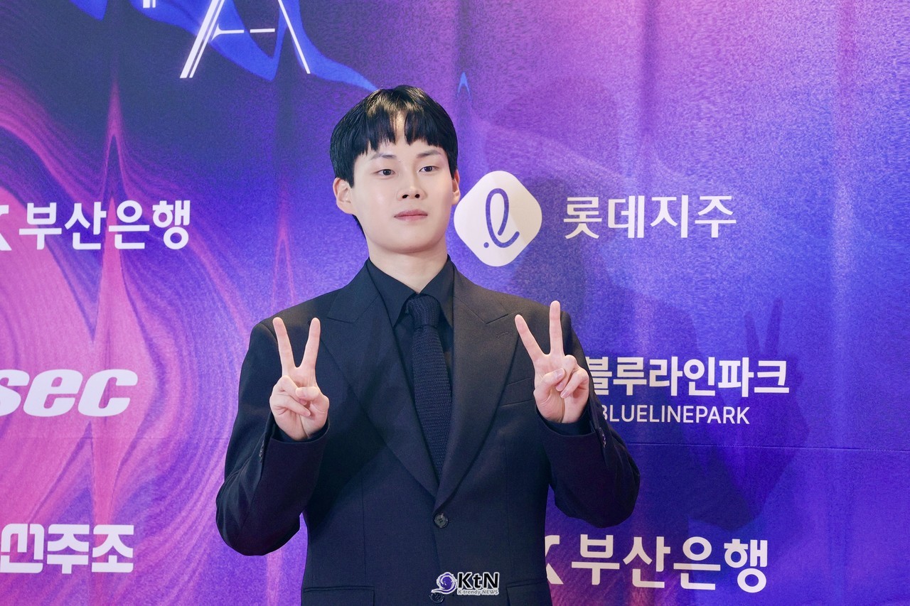 영화 '여름이 지나가면'으로 신인 남자연기상을 받은 배우 최현진이 7일 오후 부산 해운대구 시그니엘 부산 그랜드 볼룸에서 열린 제35회 부일영화상 식전 핸드프린팅 행사에 참석해 포토월을 장식했다.  사진=2026. 10.23.K trendy NEWS DB ⓒ케이 트렌디뉴스 무단전재 및 수집, 재배포금지