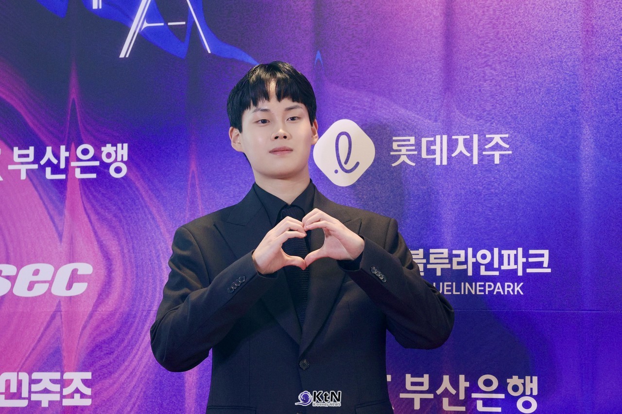 영화 '여름이 지나가면'으로 신인 남자연기상을 받은 배우 최현진이 7일 오후 부산 해운대구 시그니엘 부산 그랜드 볼룸에서 열린 제35회 부일영화상 식전 핸드프린팅 행사에 참석해 포토월을 장식했다.  사진=2026. 10.23.K trendy NEWS DB ⓒ케이 트렌디뉴스 무단전재 및 수집, 재배포금지