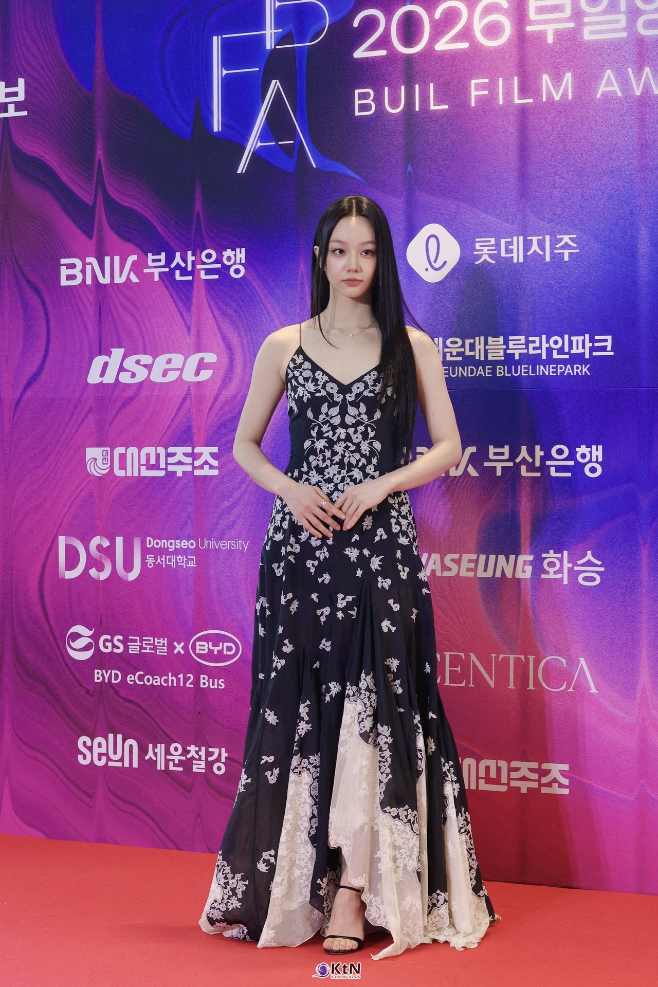 [KtN 현장포토] 제35회 부일영화상 레드카펫, 우아함에 위트 더한 이혜리의 플로럴 룩  사진=2026. 10.23.K trendy NEWS DB ⓒ케이 트렌디뉴스 무단전재 및 수집, 재배포금지