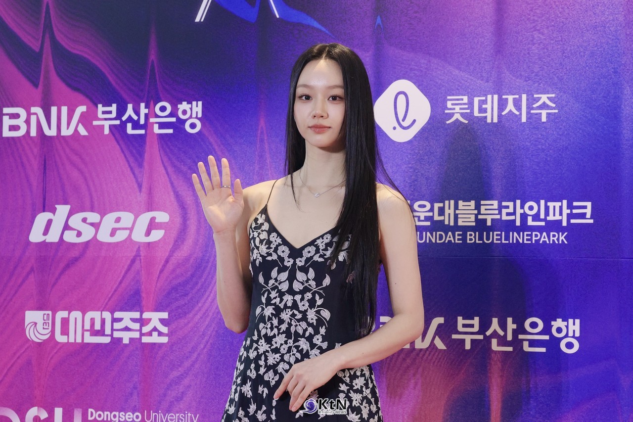 [KtN 현장포토] 제35회 부일영화상 레드카펫, 우아함에 위트 더한 이혜리의 플로럴 룩  사진=2026. 10.23.K trendy NEWS DB ⓒ케이 트렌디뉴스 무단전재 및 수집, 재배포금지