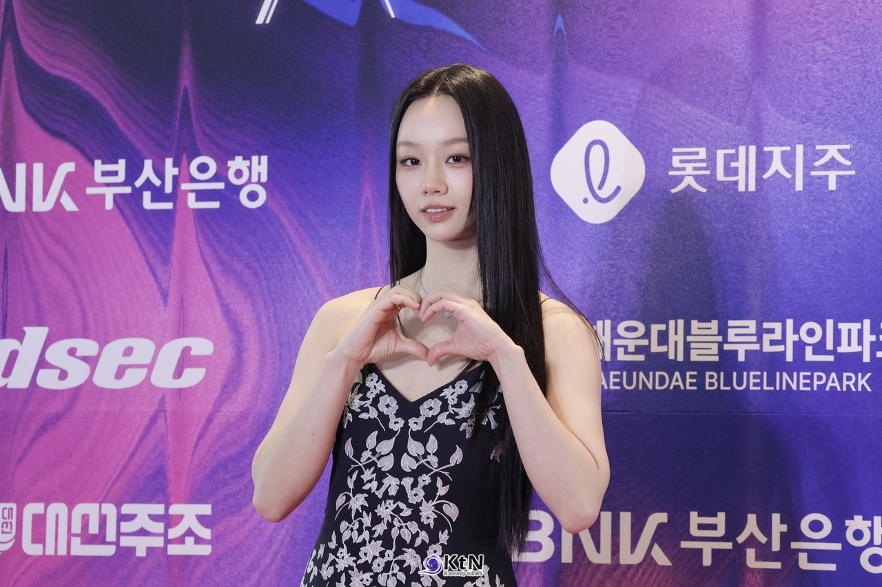 [KtN 현장포토] 제35회 부일영화상 레드카펫, 우아함에 위트 더한 이혜리의 플로럴 룩  사진=2026. 10.23.K trendy NEWS DB ⓒ케이 트렌디뉴스 무단전재 및 수집, 재배포금지