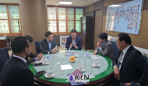22일 인천광역시의회 의장실에서 열린 물복지 실무정책 간담회에서 시의회 관계자와 진행워터웨이 등 참석자들이 급수배관 관리와 수질 개선 기술의 활용 방안에 관해 의견을 나누고 있다.  사진= K trendy NEWS DB ⓒ케이 트렌디뉴스 무단전재 및 수집, 재배포금지