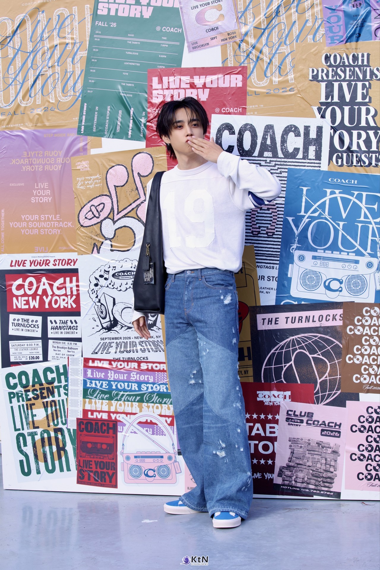 그룹 더보이즈(THE BOYZ) 김선우가 지난 19일 오전 서울 성동구 무신사스페이스 서울숲에서 열린 코치(COACH) ‘코치 LIVE YOUR STORY 팝업’ 오픈 기념 포토콜에서 감각적인 가을 스트릿 룩을 선보였다.  사진=2026. 10.23.K trendy NEWS DB ⓒ케이 트렌디뉴스 무단전재 및 수집, 재배포금지