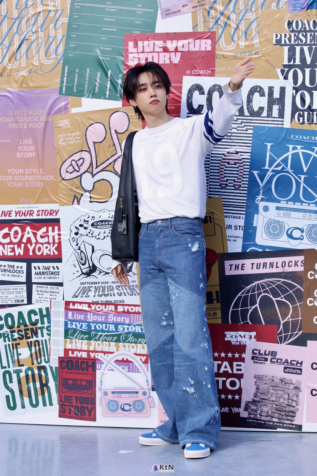 그룹 더보이즈(THE BOYZ) 김선우가 지난 19일 오전 서울 성동구 무신사스페이스 서울숲에서 열린 코치(COACH) ‘코치 LIVE YOUR STORY 팝업’ 오픈 기념 포토콜에서 감각적인 가을 스트릿 룩을 선보였다.  사진=2026. 10.23.K trendy NEWS DB ⓒ케이 트렌디뉴스 무단전재 및 수집, 재배포금지