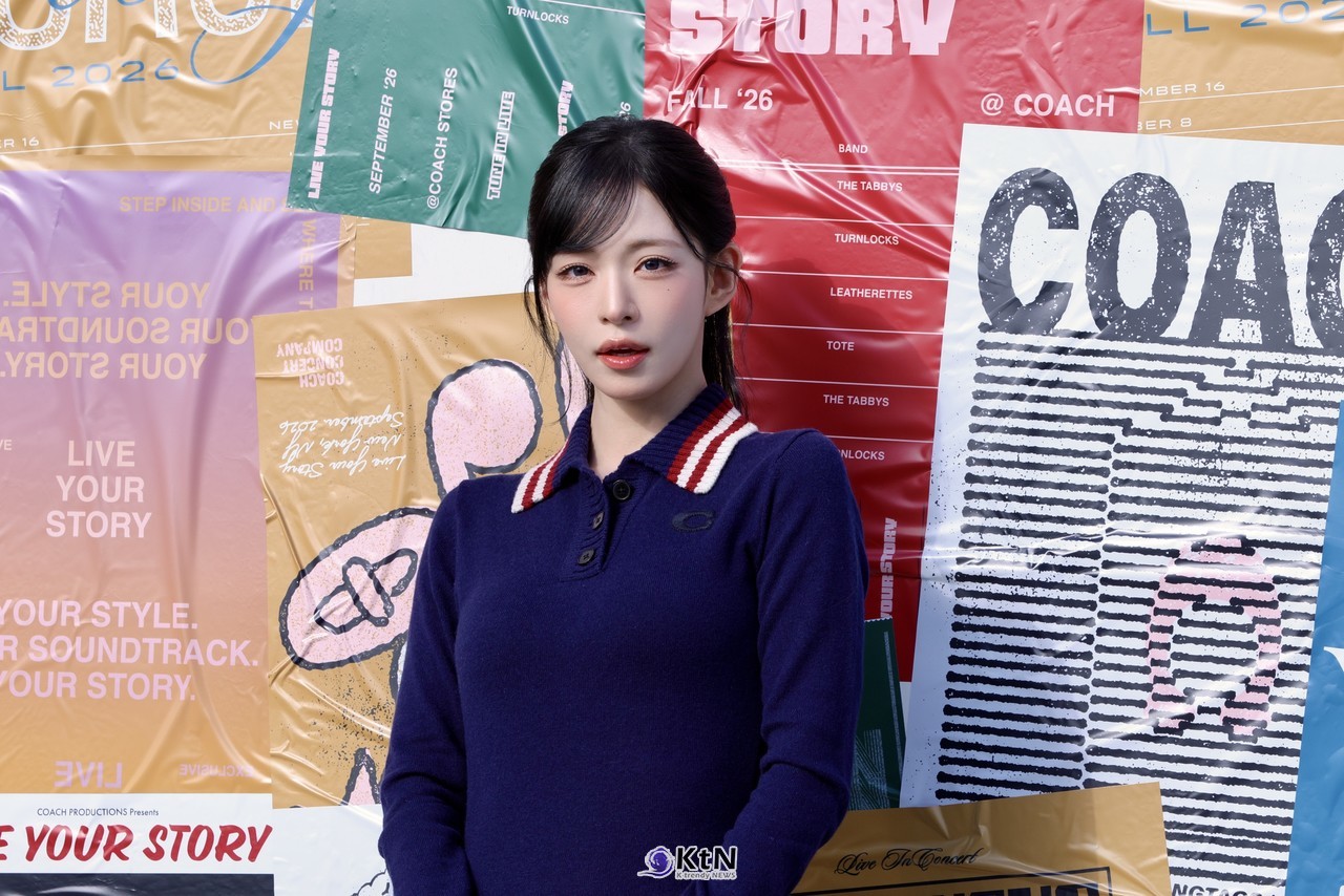 그룹 프로미스나인(fromis_9) 이채영이 만화를 찢고 나온 듯한 눈부신 프레피룩으로 성수동 팝업스토어 현장을 완벽하게 매료시켰다. 사진=2026. 10.23.K trendy NEWS DB ⓒ케이 트렌디뉴스 무단전재 및 수집, 재배포금지