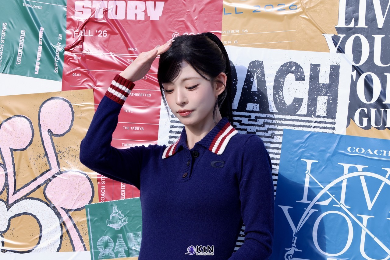 그룹 프로미스나인(fromis_9) 이채영이 만화를 찢고 나온 듯한 눈부신 프레피룩으로 성수동 팝업스토어 현장을 완벽하게 매료시켰다. 사진=2026. 10.23.K trendy NEWS DB ⓒ케이 트렌디뉴스 무단전재 및 수집, 재배포금지